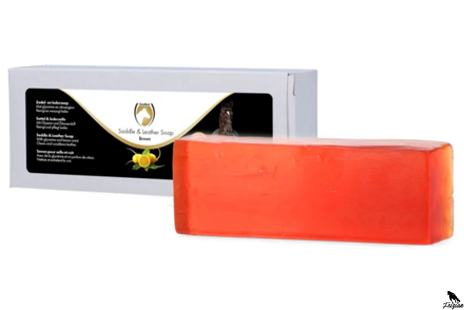 Používanie čističov na kožu pre sedlá a uzdy koní